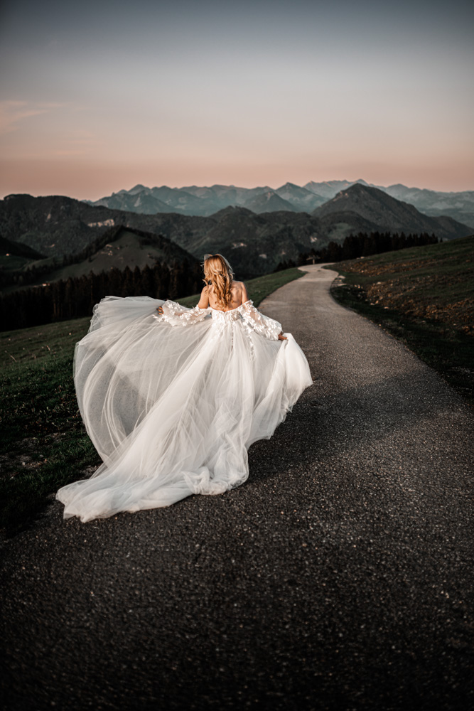 Hochzeitsfotograf aus Rosenheim fotografiert Braut im Sonnenuntergang "Golden Hour"