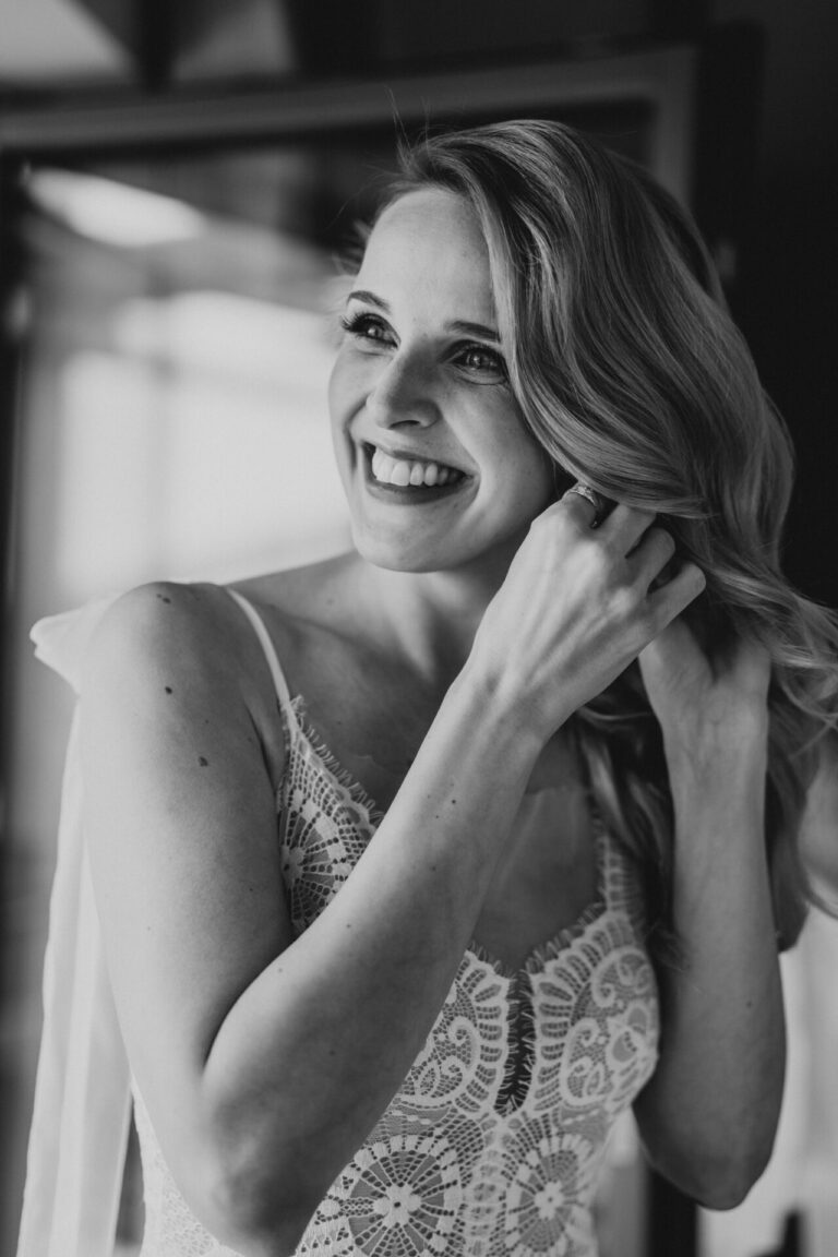 Hochzeitsfotograf aus Rosenheim fotografiert Braut beim anbringen der Ohrringe