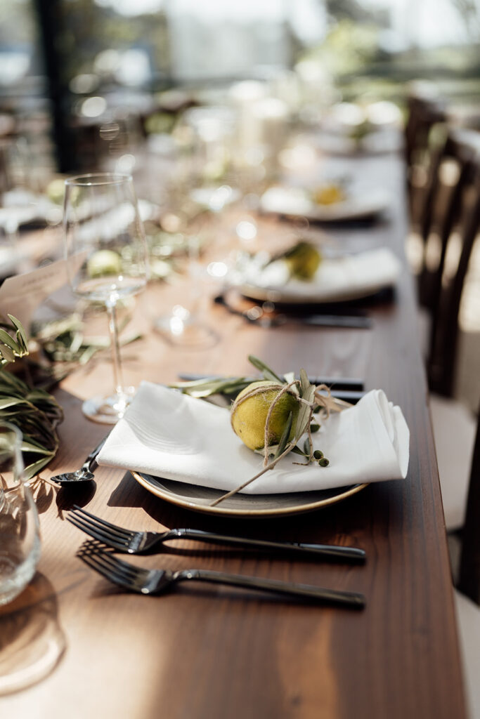 Tischdekoration mit Zitronen