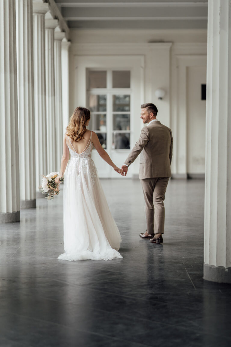 Brautpaar geht Hand in Hand